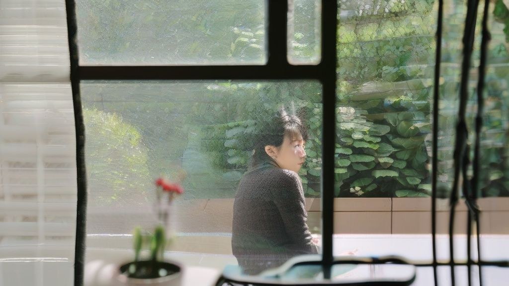 점심시간에 스마트폰으로 건강 정보를 검색하는 한국인 직장인