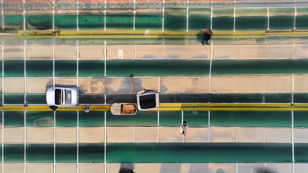 한국 가정집 침실, 알람 시계가 7:00 AM을 가리키고 있으며 창문으로 햇살이 들어오는 모습