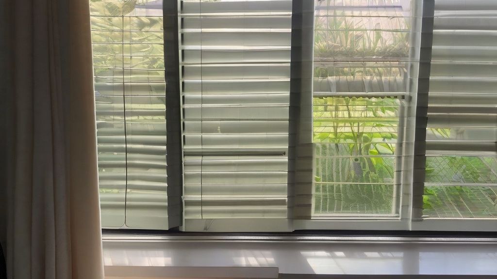 홈트레이닝 준비물: 운동복, 요가매트, 물통, 수건이 놓여있는 모습