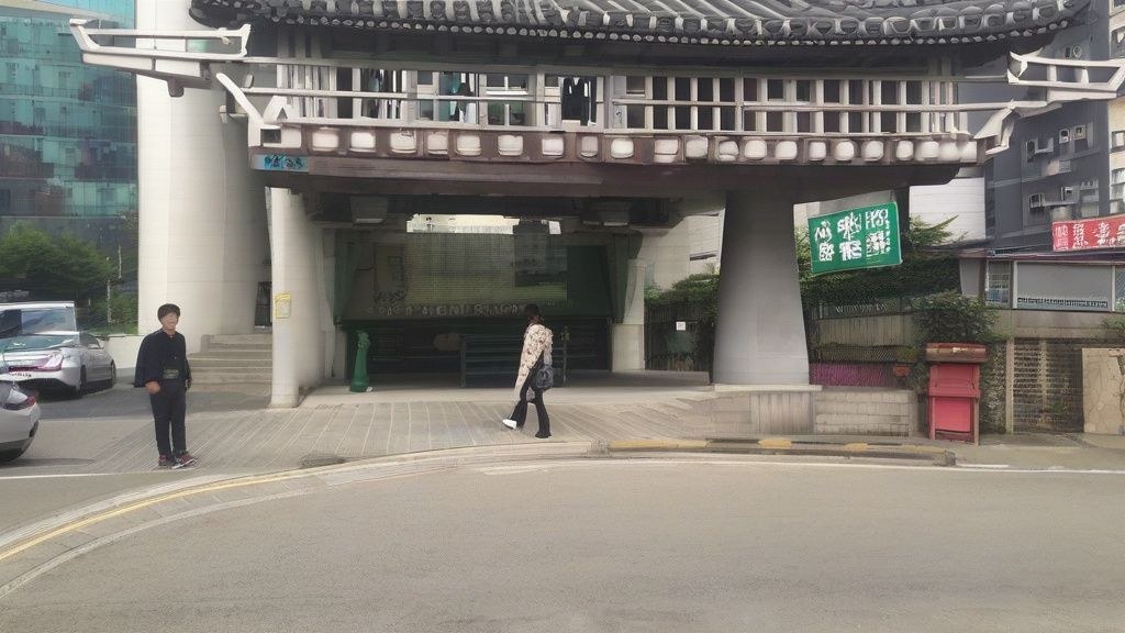 한국 가정집 거실에서 여성이 여름철 건강 관리에 대한 정보를 스마트폰으로 확인하는 모습