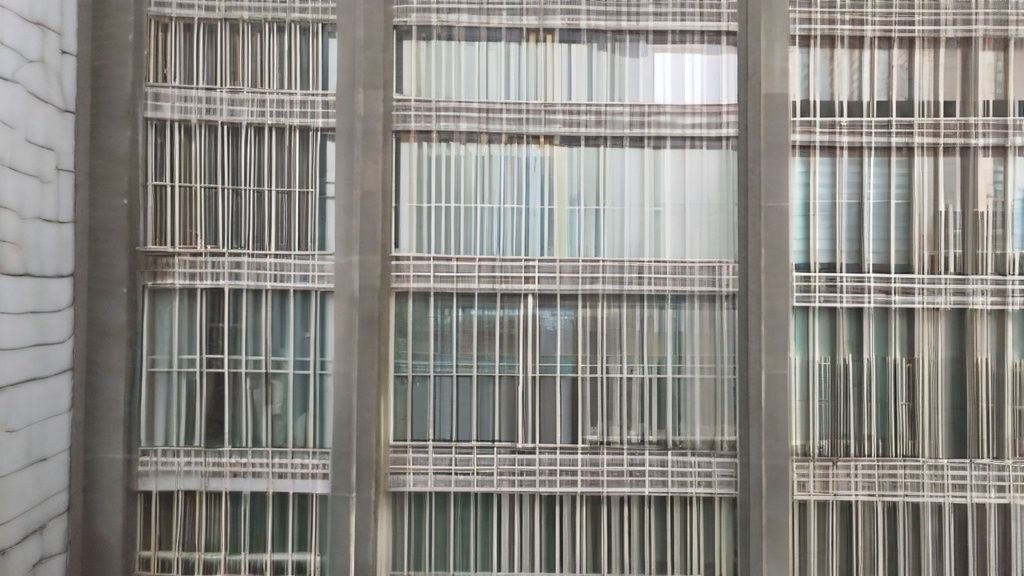 한국 가정집 주방에서 신선한 과일과 채소를 씻고 있는 한국인 주부의 뒷모습